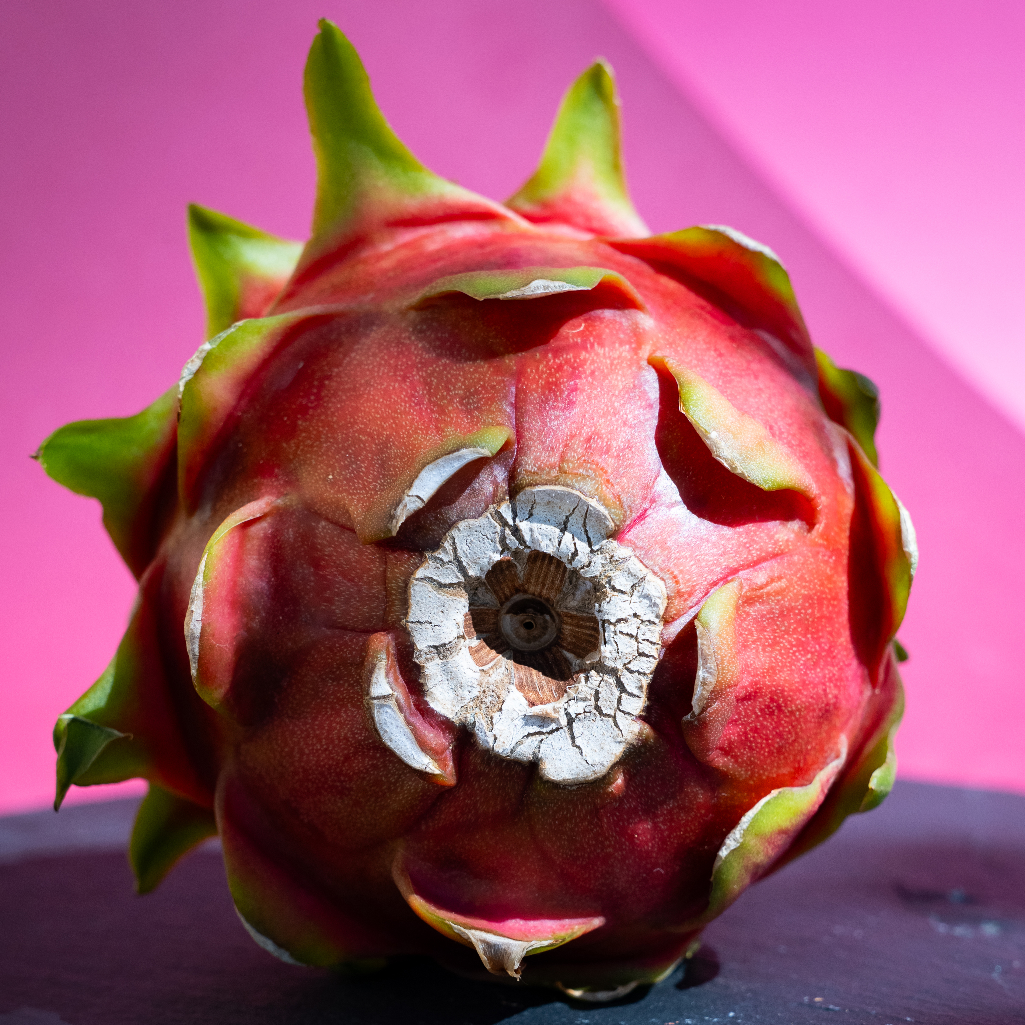 Čerstvé červené dračí ovoce (pitaya) s dužinou a semínky